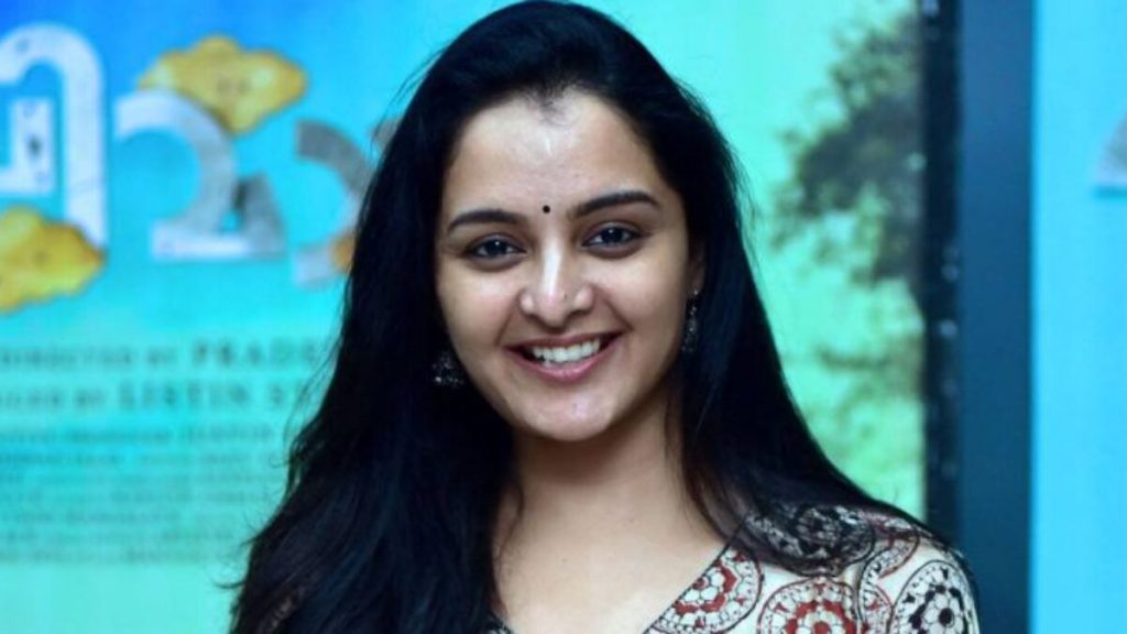 குட்டப் பாவாடையில் பள்ளிப் பருவ பெண்ணாக மாறிய மஞ்சு வாரியர்.. 42 வயசுன்னு சொன்னா யாருமே நம்ப மாட்டாங்க!