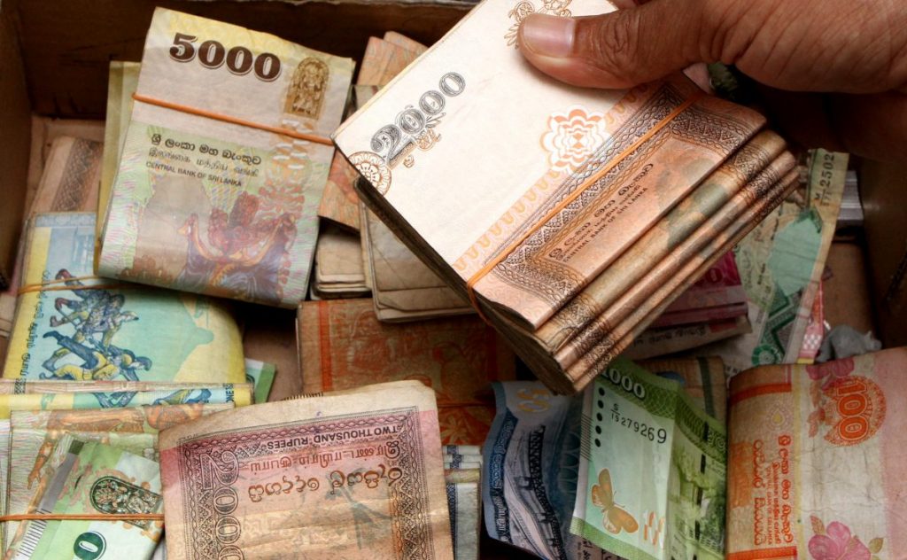 யாழில் வங்கியின் முன்னால் நிறுத்தப்பட்டிருந்த மோட்டார் சைக்கிளில் இருந்து பெரும்தொகையான பணம் திருட்டு!