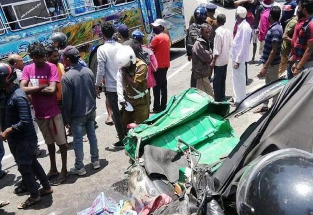 இலங்கையில் மீண்டும் ஒரு கோரவிபத்து! பெண்கள் மூவர் பரிதாபகரமாக பலி