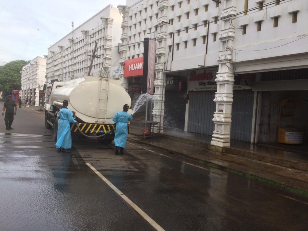 யாழ்நகரை கிருமித் தொற்று நீக்கும் பணியில் படையினர்
