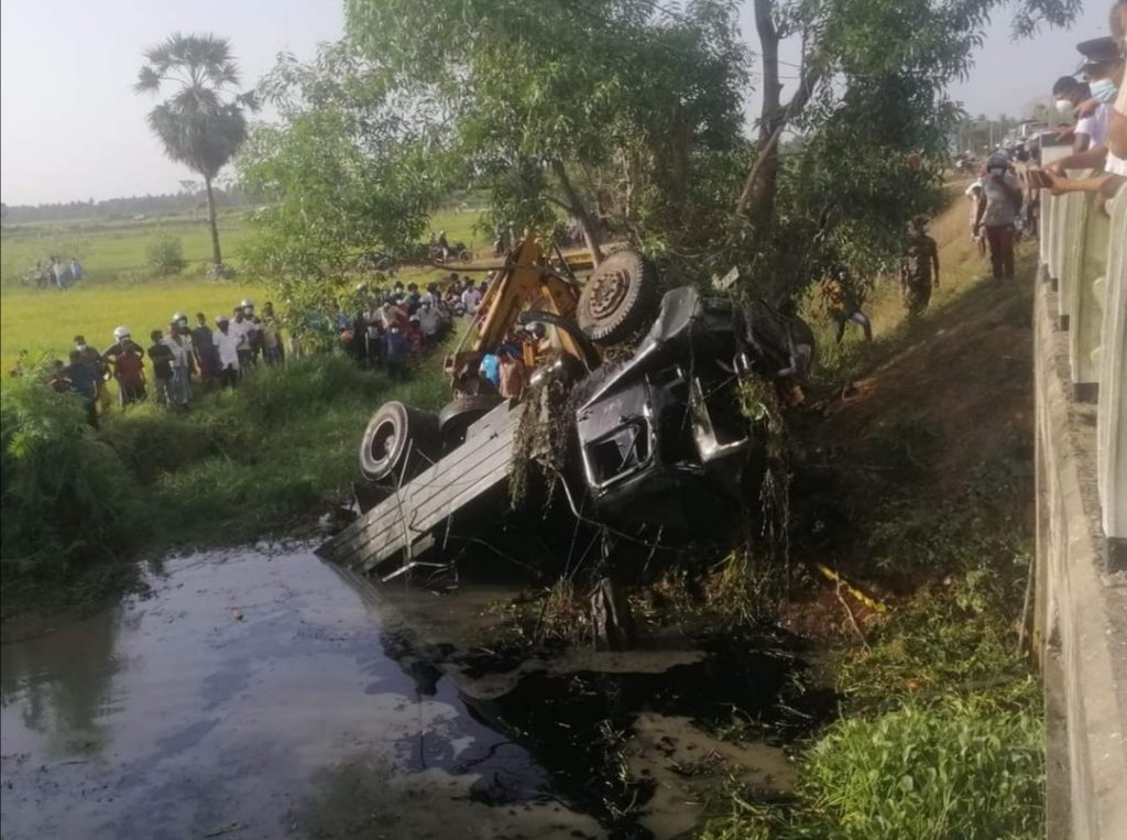 ஆற்றில் விழுந்த இராணுவ வாகனம் பலியான இரு இராணுவவீரர்கள்……!