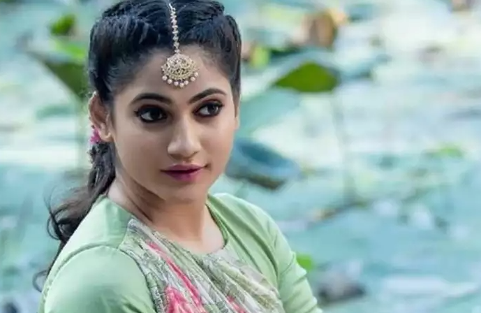 பொறாமைப்பட வைக்கும் பேரழகில் லொஸ்லியா! வைரலாகும் புகைப்படங்கள்….!