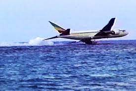 நடுக்கடலில் தரையிறக்கப்பட்ட விமானம்.. தண்ணீரில் போராடிய உயிர்கள்! என்ன நடந்தது? வெளியான வீடியோ