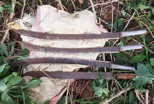 இன்று அதிகாலை யாழில் 4 வாள்கள் மீட்பு!