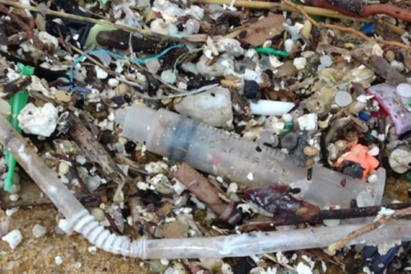 வெள்ளவத்தை கடற்கரையில் கொட்டப்படும் மருத்துவ கழிவுகள்!