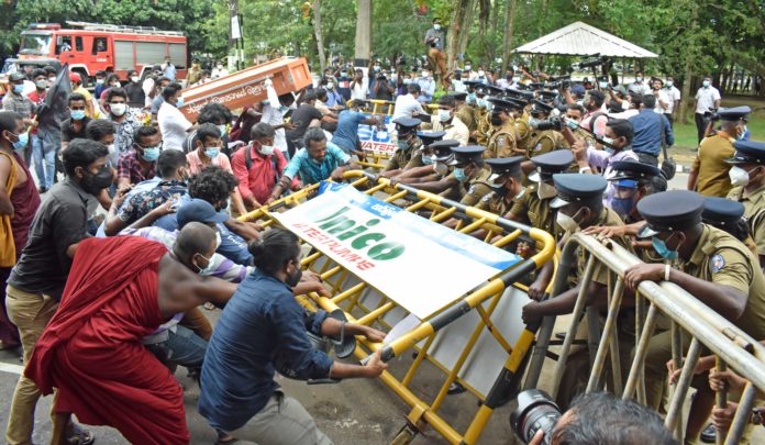 ஆர்ப்பாட்டத்தில் இரு விரல்கள் சேதமடைந்த பொலிஸ் அதிகாரி!