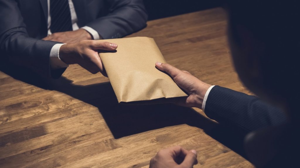 மட்டு, களுதாவளையில் லஞ்சம் பெற்ற வருமான வரி உத்தியோகத்தர் விளக்கமறியலில்!