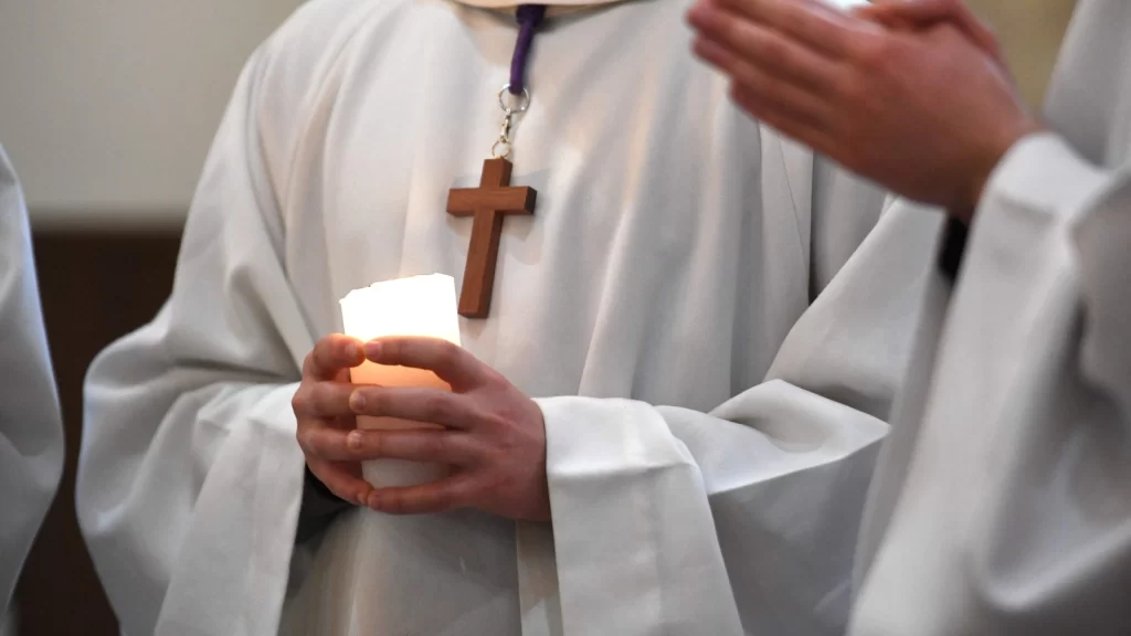 2 இலட்சத்திற்கும் மேற்பட்ட சிறார்கள் பாதிரியார்கள் மற்றும் பிற மதகுருமார்களால் பாலியல் துஷ்பிரயோகம்!