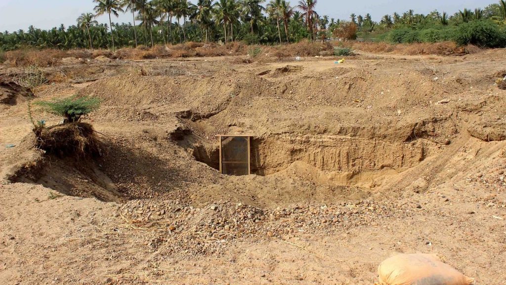 கிளிநொச்சி பகுதியில், சட்டவிரோதமாக மண் அகழ்வு இடம்பெற்று வருகின்றமை தொடர்பில் மக்கள் விசனம்!