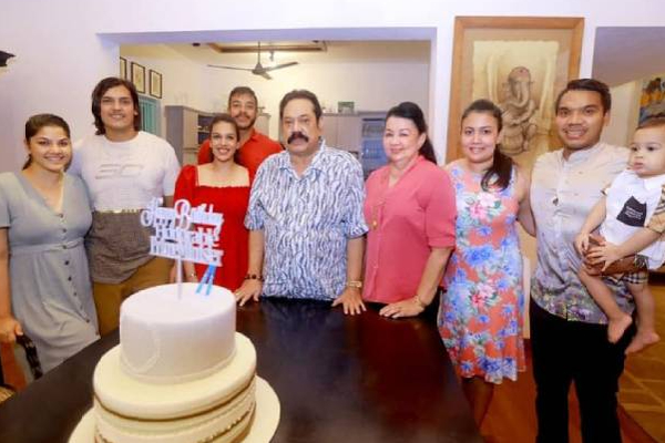 தனது 76 பிறந்தநாளை குடும்பத்தினருடன் கேக் வெட்டி கொண்டாடிய மஹிந்த ராஜபக்ஷ!