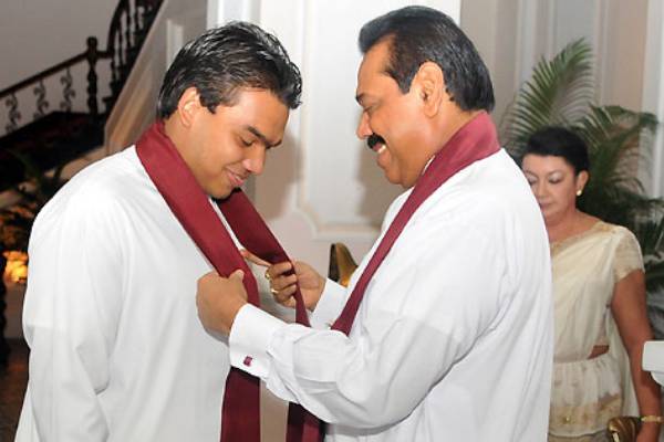 பிரதமர் பதவியிலிருந்து விலக தயாராகும் மகிந்த ராஜபக்ச!