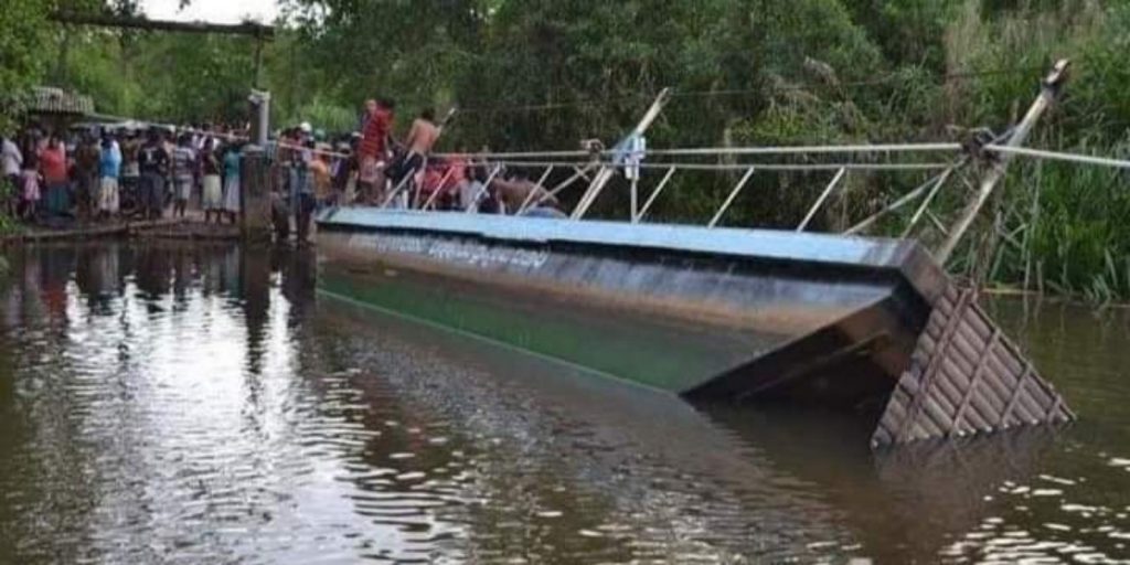 படகு கவிழ்ந்ததில் மாணவர்கள் உட்பட ஆறு பேர் மாயம்!