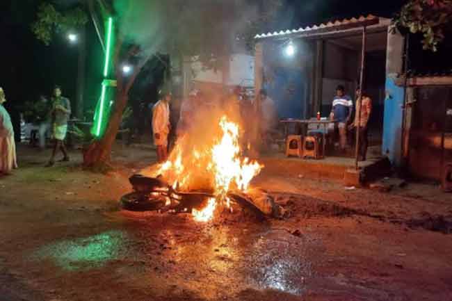 திடீரென தீப்பற்றி எரிந்த மோட்டார் சைக்கிள்!