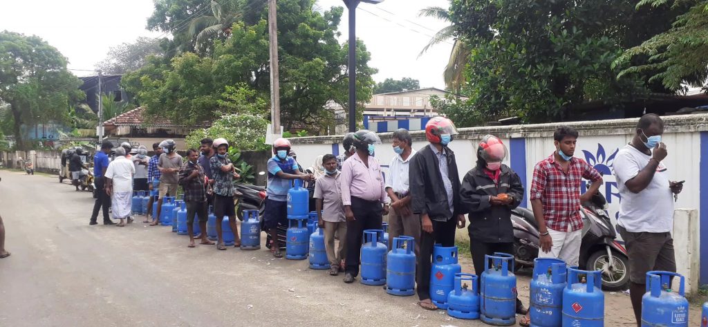 முதலில் வரும் 300 பேருக்கே அதிர்ஷ்டம்! யாழில் படையெடுத்த மக்கள்-Jaffna news.