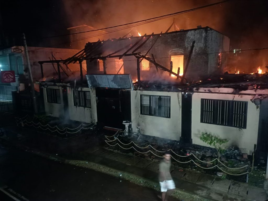 வவுனியாவில் பாரிய சத்தத்துடன் தீப்பற்றி எரியும் மதுபானசாலை! போராடும் தீயணைப்பு பிரிவினர்-Karihaalan news.