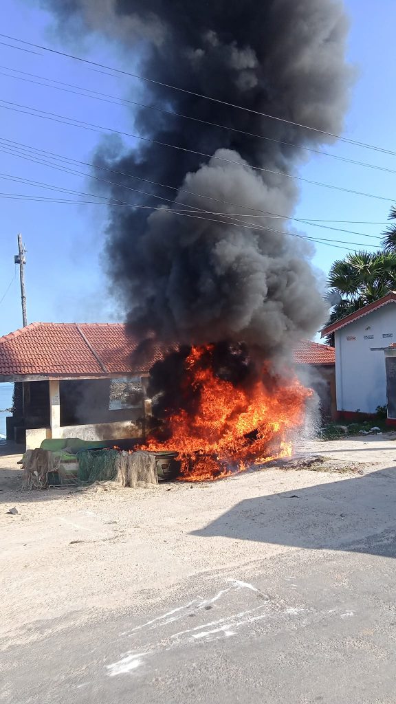 படகுகளை எரித்து போராட்டத்தை தீவிரப்படுத்தும் கடற் தொழிலாளர்கள்-Jaffna news