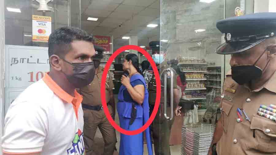 சட்டத்தை மதிக்காத வவுனியா சதொச ஊழியர்கள் ; பொதுமக்கள் விடுத்துள்ள கோரிக்கை-Vavuniya news