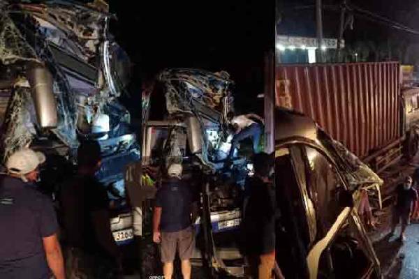 அதிசொகுசு பஸ்சொன்று லொறியுடன் மோதியதில் பலருக்கு நேர்ந்த கதி-Trincomalee news