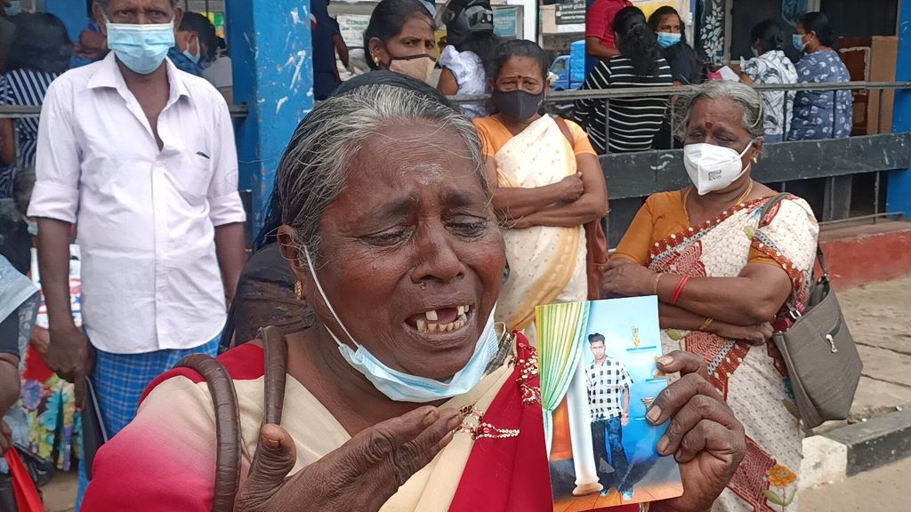 வீதியிலே நின்று நீதிக்கேட்டு மடிந்து போகும் சாபம் இன்னும் தொடருமா? மகனை தேடியலையும் தாய் கதறல்-Karihaalan news