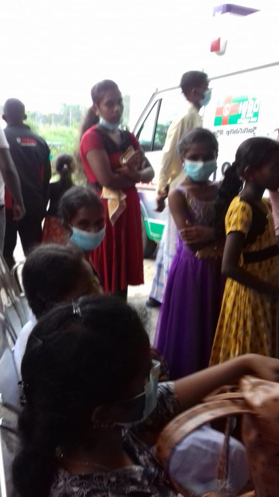 பாடசாலை ஒன்றில் வழங்கப்பட்ட உணவை உட்கொண்ட மாணவர்கள் மயக்கமுற்ற நிலையில் வைத்தியசாலையில் அனுமதி-Batticaloa news