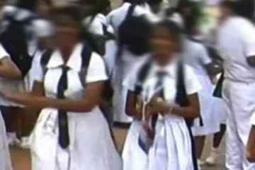 முன்னணி பாடசாலையொன்றில் மாணவர்களை வெளியில் நிறுத்திய அதிபரால் வெடித்தது சர்ச்சை-Karihaalan news