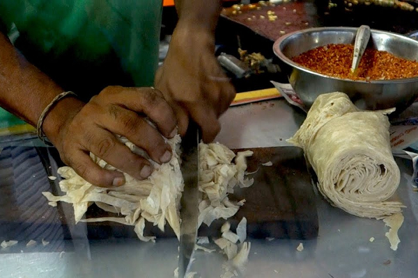 ஜனாதிபதி செயலகத்திற்கு அருகில் கொத்து ரொட்டி செய்த தயாராகும் மக்கள்-Karihaalan news