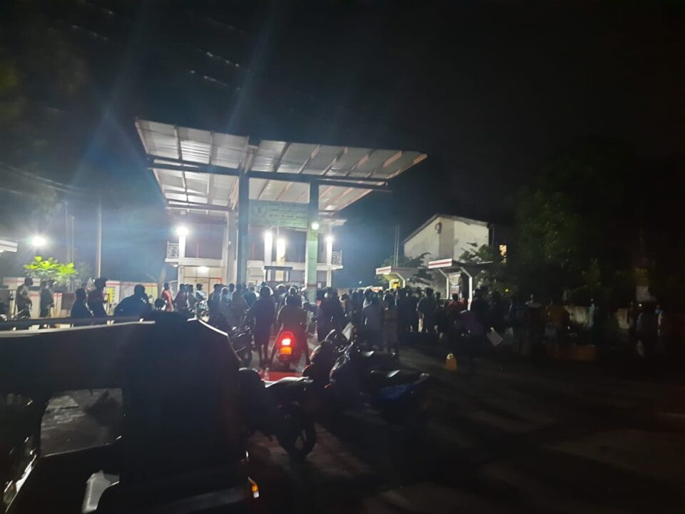 யாழில் இரவுவேளையில் அலைமோதிய கூட்டம்!-Jaffna news