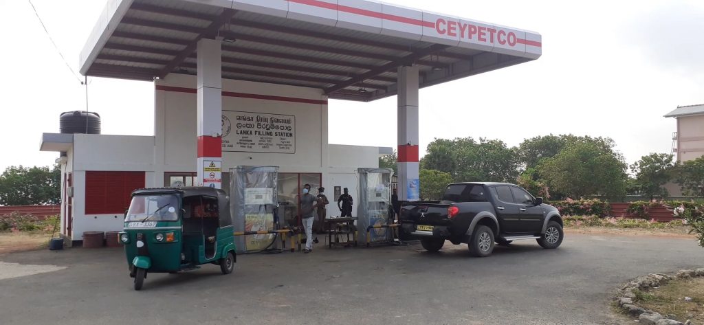 கொழும்பில் அதிகாலை எரிபொருள் நிரப்பு நிலையம் முன் ஏற்பட்ட பதற்றநிலை-Colombo news