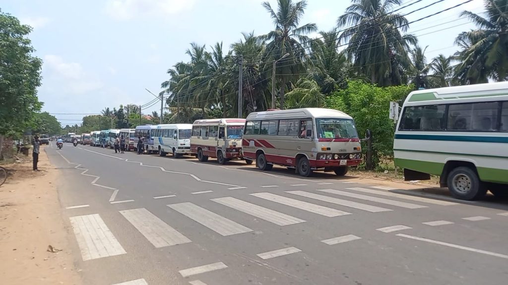 யாழில் எரிபொருளை பெற்றுக்கொள்ள பேருந்து சேவை சாரதிகள் காத்திருப்பு-Jaffna news