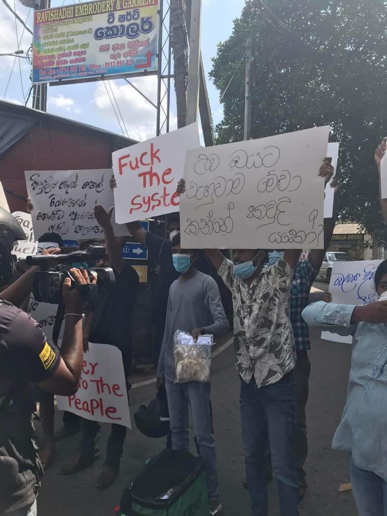 ஊரடங்கை மீறி வீதியில் இறங்கி ஆர்பாட்டத்தில் ஈடுபடும் வர்த்தகர்கள்-Karihaalan news