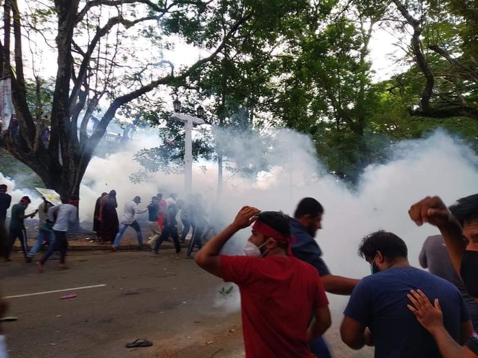 பேராதனை பல்கலை மாணவர்கள் மீது கண்ணீர் புகைக்குண்டு தாக்குதல் நடத்திய பொலிஸார்-Karihaalan news