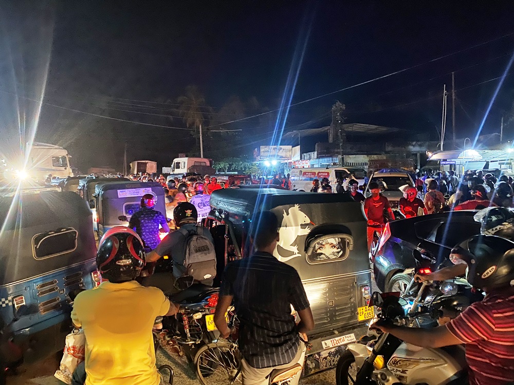 எரிபொருள் வரிசையினால் தொடரும் நெருக்கடி நிலை-Batticaloa news