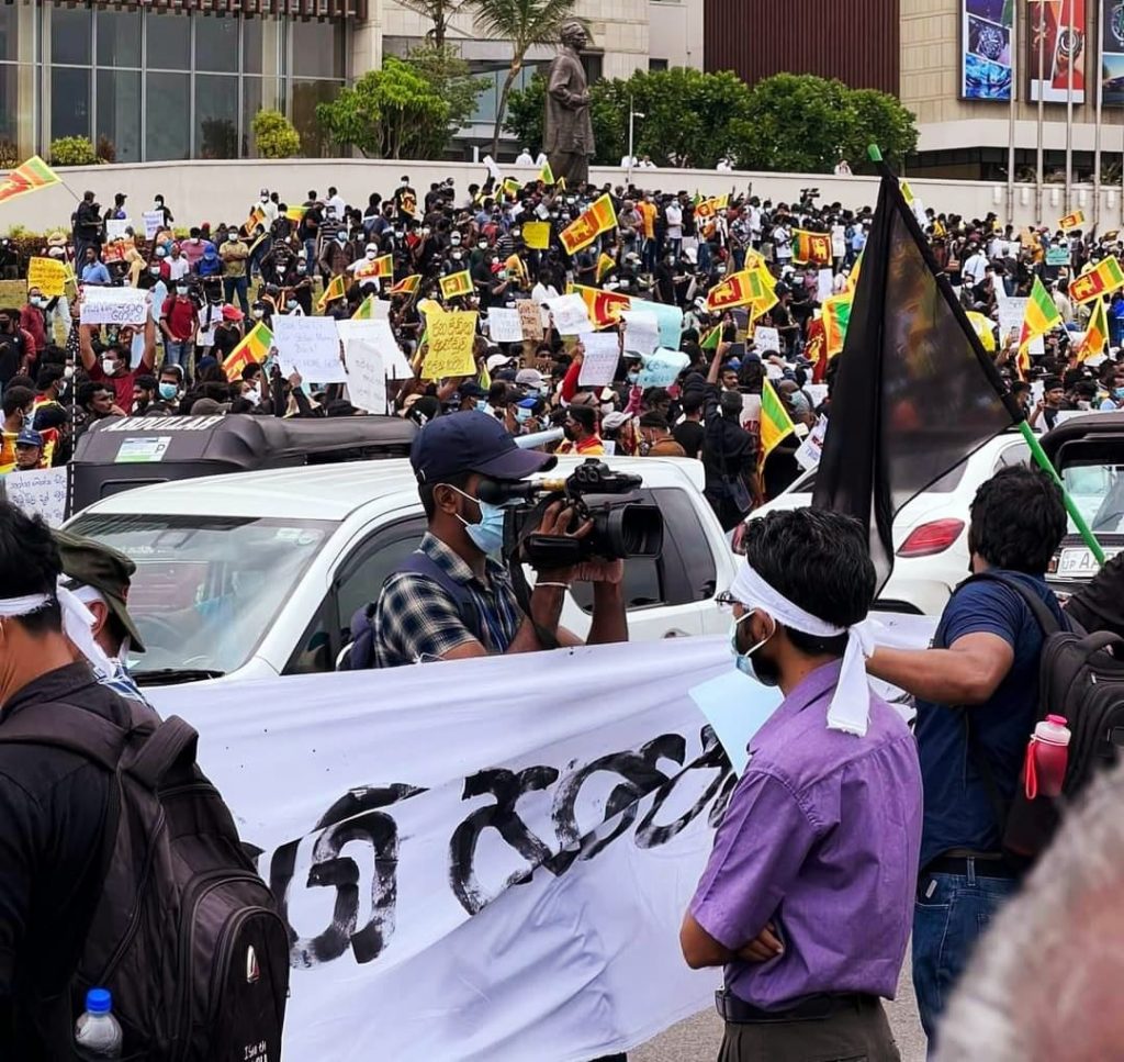 மக்கள் கூட்டத்தால் நிரம்பிய காலி முகத்திடல்; அடிபணிவாரா கோட்டாபய?-Colombo news