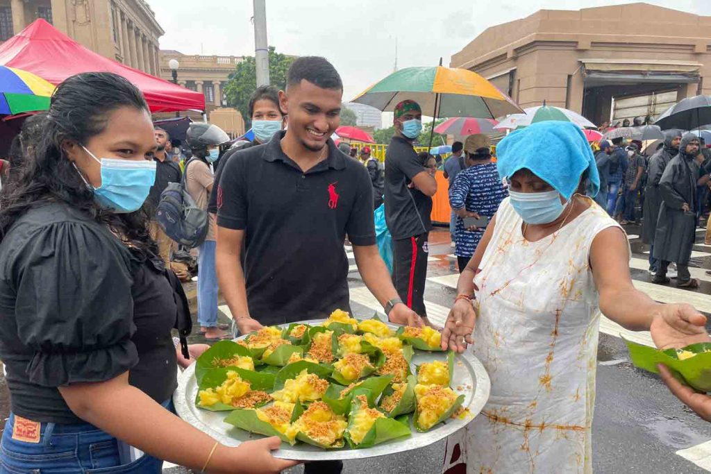 சுடசுட தேனீர் மரவள்ளியுடன் தொடரும் போராட்டம்-Karihaalan news