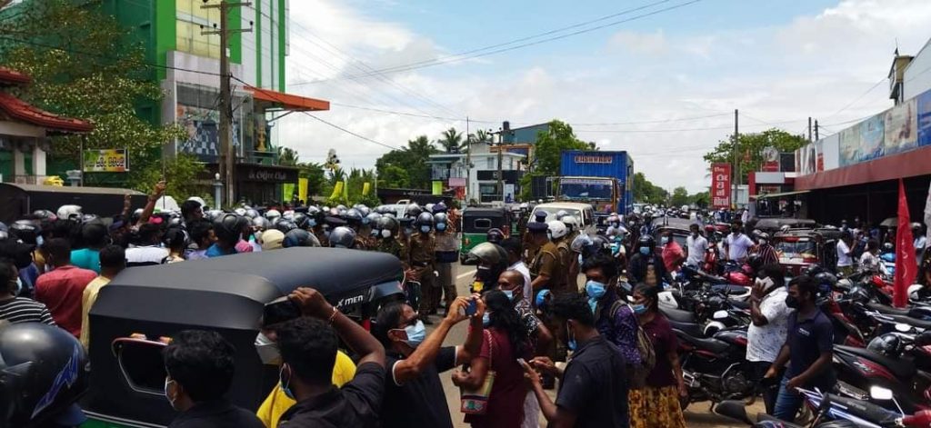 கோட்டாவிற்கு ஆதரவான குழுவினரை துரத்தியடித்த மக்கள்! பதற்றமான சூழல்-Karihaalan news