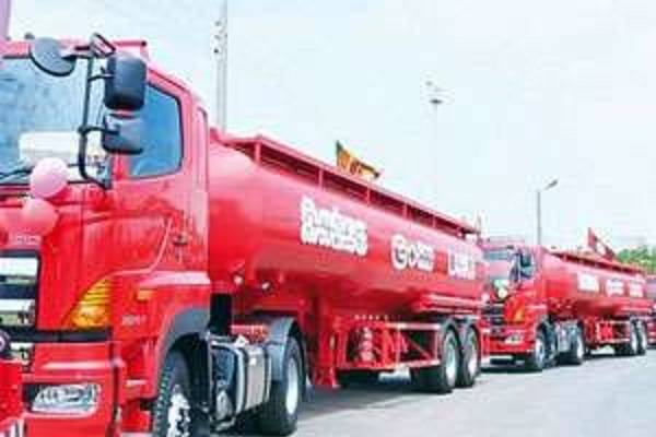 பணியிலிருந்து விலகும் பௌசர் உரிமையாளர்கள்?-Karihaalan news