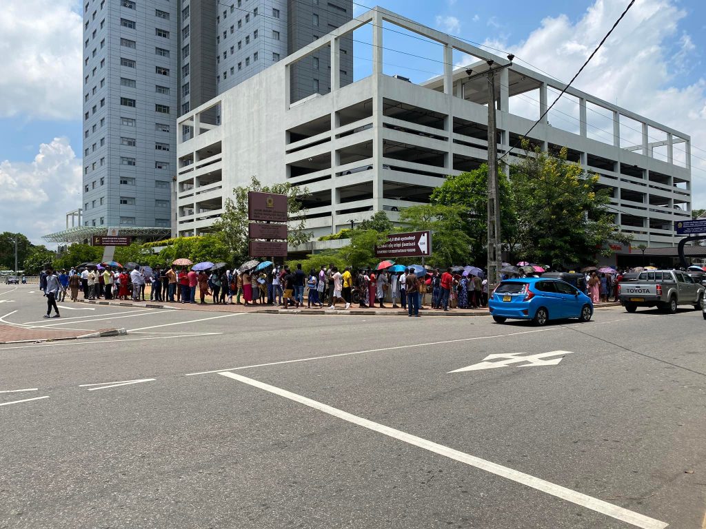 நாட்டைவிட்டு வெளியேற கடவுச்சீட்டு அலுவலகத்தில் நாளாந்தம் குவியும் மக்கள்-Karihaalan news