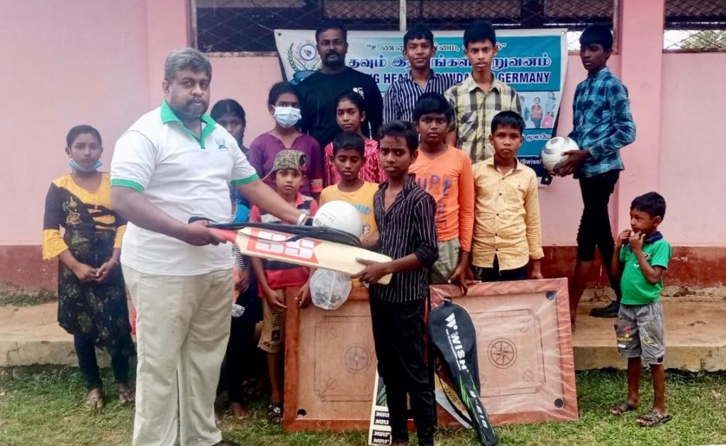 இந்துபுரம் விளையாட்டுக்கழக மாணவர்களுக்கு பலதரப்பட்ட விளையாட்டு உபகரணங்கள் Helping Hearts e.V