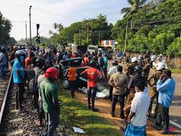 யாழில் இன்று இடம்பெற்ற கோர விபத்து; தந்தை மற்றும் பிள்ளைகள் பலி-Jaffna news