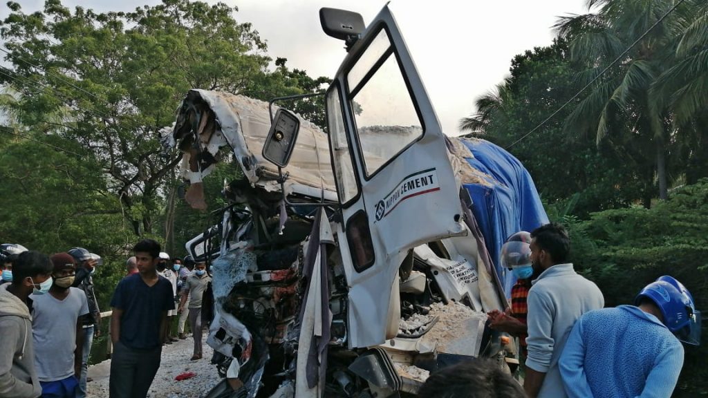 இன்று காலை இடம்பெற்ற கோர விபத்து-Karihaalan news