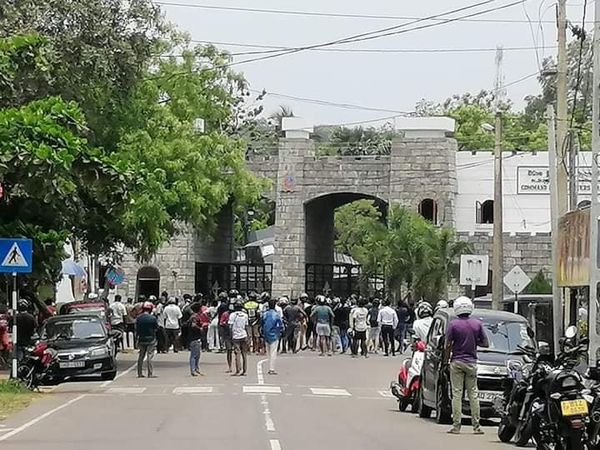 மஹிந்த குடும்பத்தை வெளியே அனுப்புங்கள்-Karihaalan news