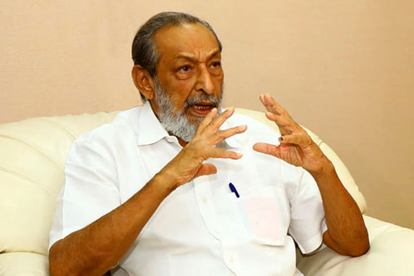 யானை தன் தலையில் மண்ணை போட்டுக்கொண்டது; முன்னாள் அமைச்சர்-Karihaalan news