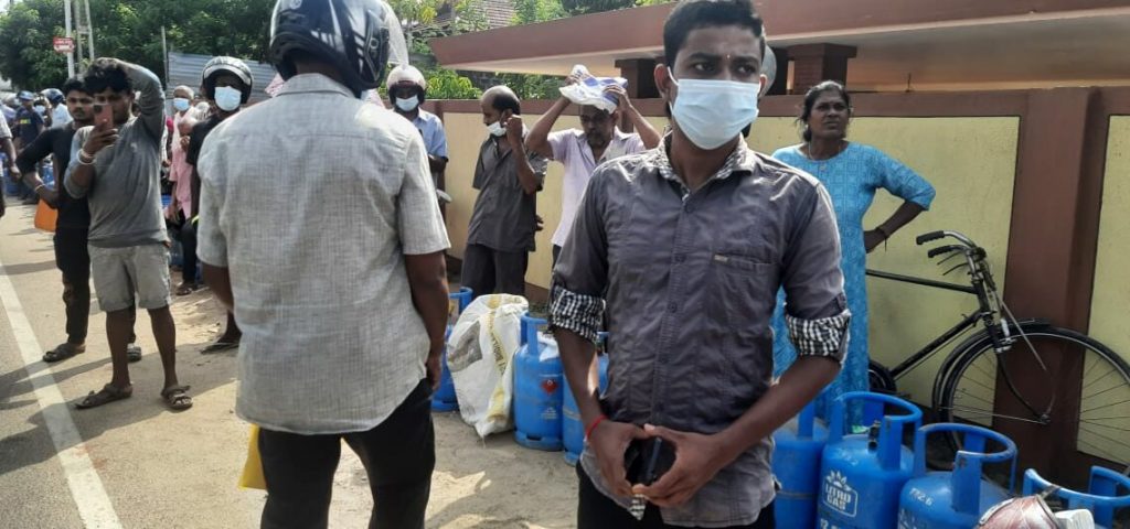 யாழ் எரிவாயு நிலையமொன்றில் பதற்ற நிலை!-Jaffna news