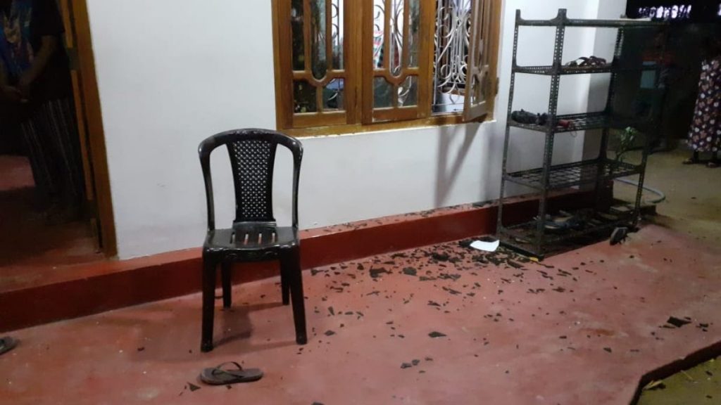 யாழில் பல்கலை மாணவிகள் தங்கியிருந்த வீட்டின் மீது தாக்குதல்!-Jaffna news