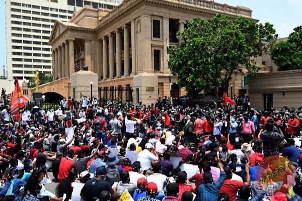 இலங்கை மக்களிடம் கோரிக்கை விடுத்த சிரேஷ்ட விரிவுரையாளர்!-Karihaalan news