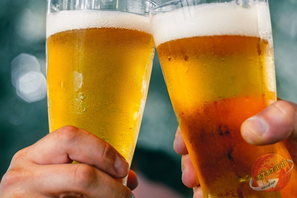 பிரபல பாடசாலை வகுப்பறையில் பீர் குடித்த பதின்ம வயது மாணவிகள்!  பெற்றோர்கள் அதிர்ச்சி -Karihaalan news