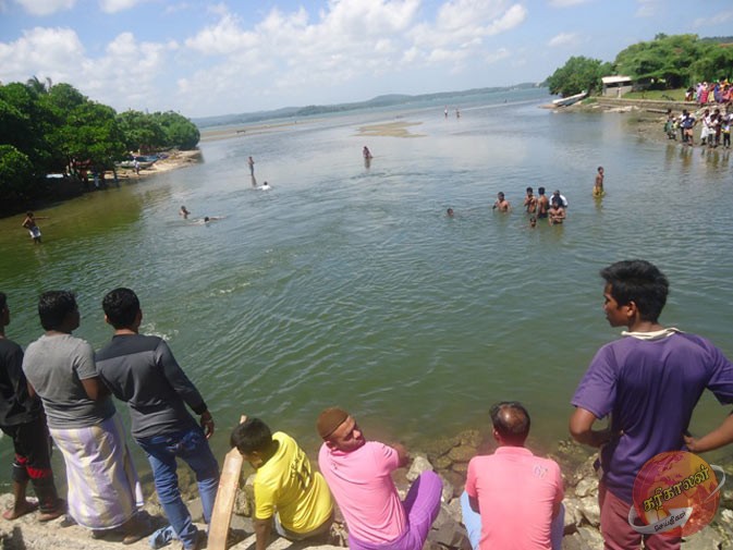 ஆற்றில் மூழ்கிய மூன்று மாணவர்கள்! -Karihaalan news