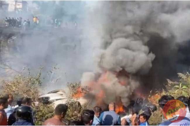 72 பேருடன் பயணித்த விமானம் தரையிறக்கும் போது விபத்து-Karihaalan news