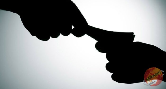 இலஞ்சம் மற்றும் ஊழல் குற்றச்சாட்டுகளுக்கு உள்ளான உள்ளூராட்சி சபைகளின் தலைவர்களின் பதவிகளை இடைநிறுத்துவதற்கு புதிய சட்ட ஏற்பாடுகளை கொண்டுவர அரசாங்கம் தீர்மானித்துள்ளது.Karihaalan News