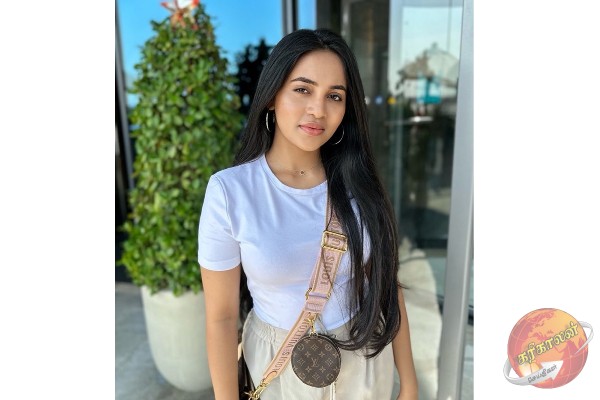 மாடர்ன் உடையில் விடுதலை பட நாயகி !